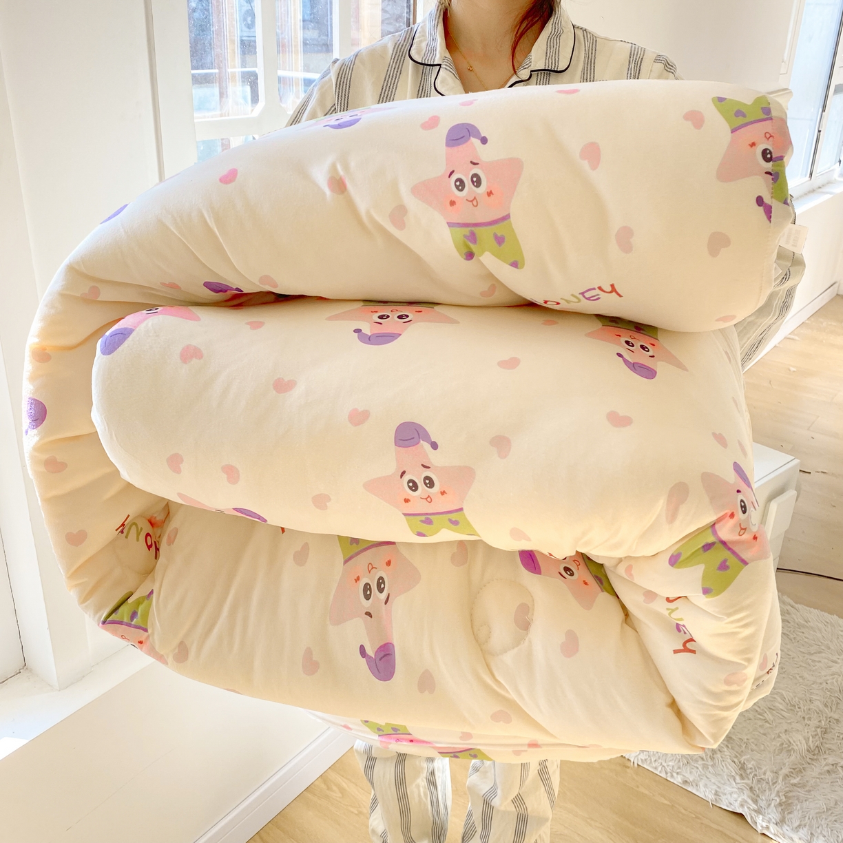 91家纺网 家纺一手货源 找家纺 小叮当家纺仓储工厂店 2026新款（全花型全花型大货 不断货）宝宝被子豆豆绒牛奶针织棉被子儿童被子豆豆被大豆被春秋被秋冬被 展示图 抱拍