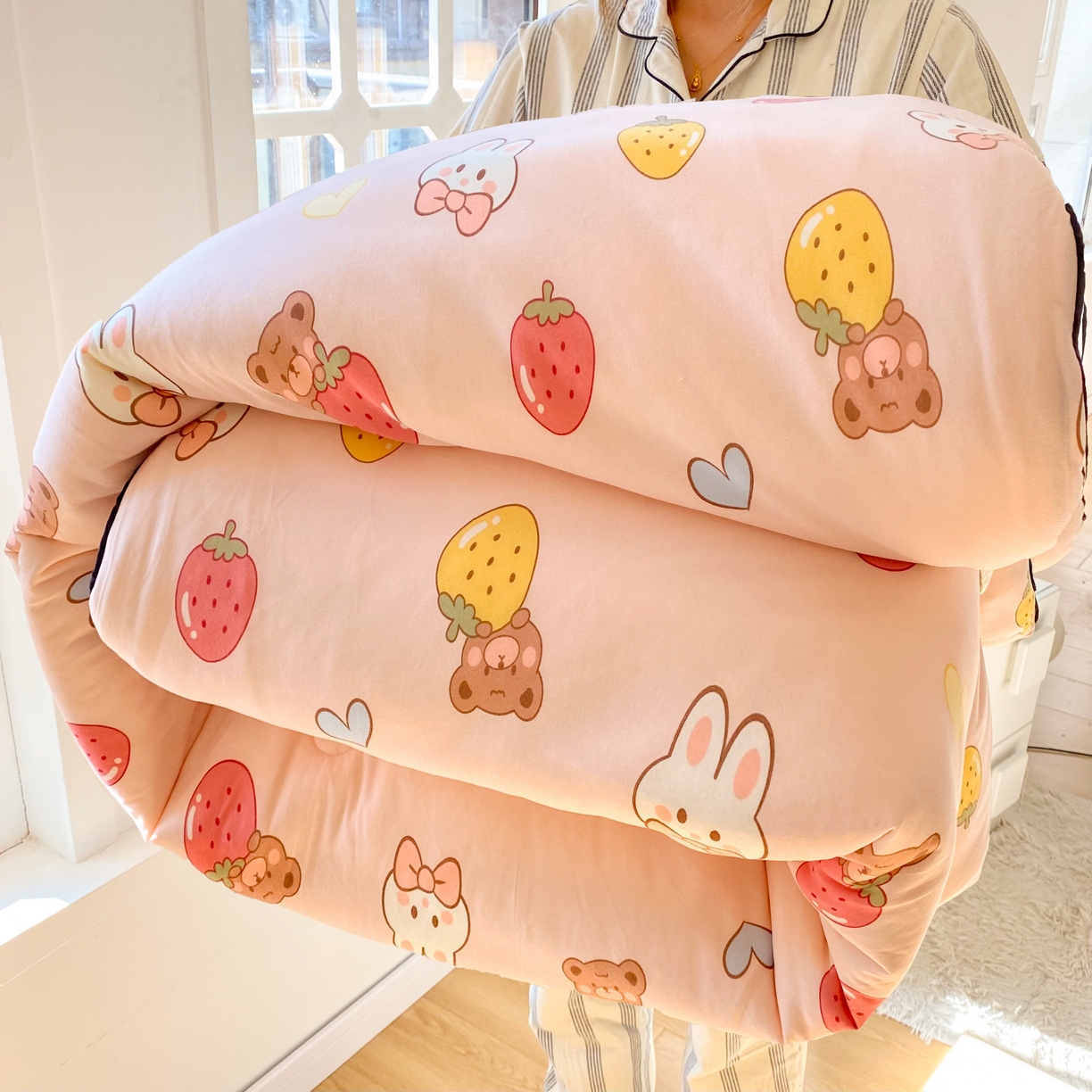 91家纺网 家纺一手货源 找家纺 小叮当家纺仓储工厂店 2026新款（全花型全花型大货 不断货）宝宝被子豆豆绒牛奶针织棉被子儿童被子豆豆被大豆被春秋被秋冬被 展示图 抱拍