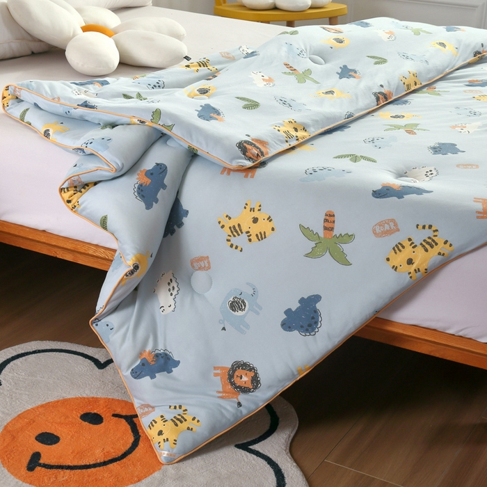 91家纺网 家纺一手货源 找家纺 小叮当家纺仓储工厂店 2026新款（全花型全花型大货 不断货）宝宝被子豆豆绒牛奶针织棉被子儿童被子豆豆被大豆被春秋被秋冬被 森林日记【A类针织棉面料母婴可用】