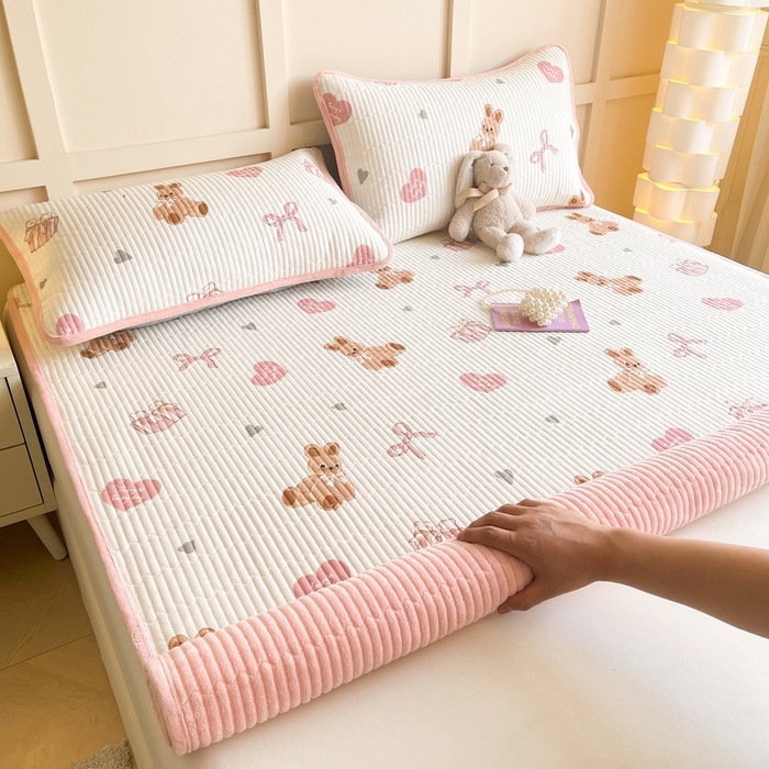 91家纺网 家纺一手货源 找家纺 （总）LIFE.丽芙 2025新款A类四季可用A版全棉数码印花B版牛奶绒单件夹棉床褥垫三件套