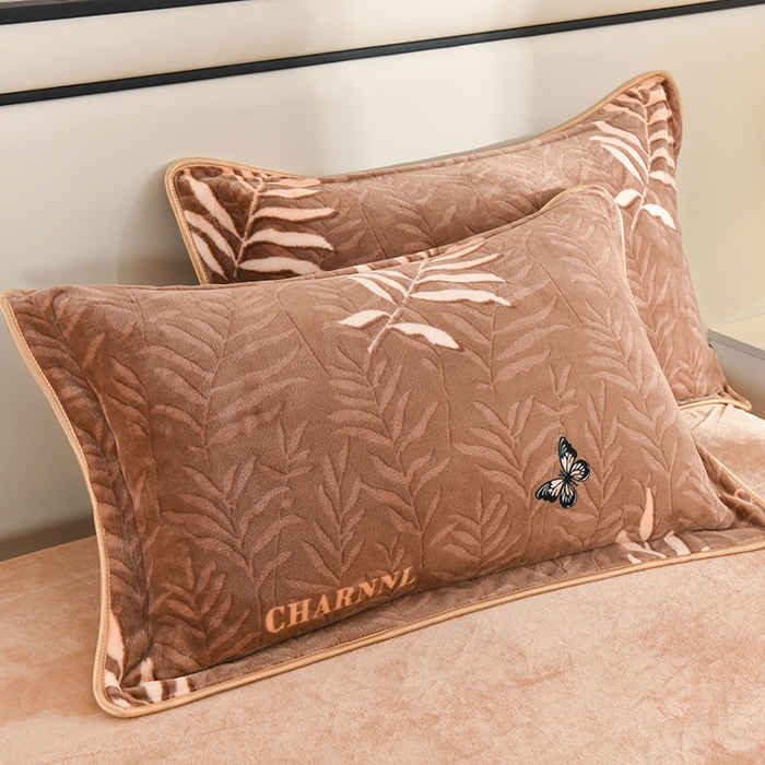 91家纺网 家纺一手货源 找家纺 仟岸家纺 2025新款高克重床裙款印花牛奶绒四件套 羽叶