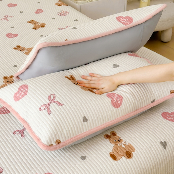 91家纺网 家纺一手货源 找家纺 LIFE.丽芙 2025新款A类四季可用A版全棉数码印花B版牛奶绒单件夹棉炕盖床盖三件套 床盖-安琪拉-粉