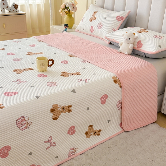 91家纺网 家纺一手货源 找家纺 LIFE.丽芙 2025新款A类四季可用A版全棉数码印花B版牛奶绒单件夹棉炕盖床盖三件套 床盖-安琪拉-粉