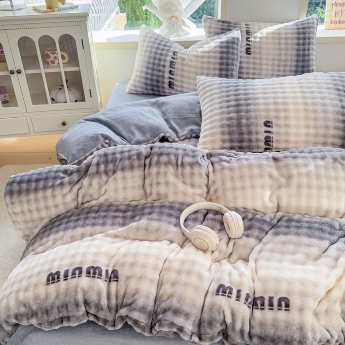 91家纺网 家纺一手货源 找家纺 仟岸家纺 2025新款泡泡绒印花四件套 高达灰