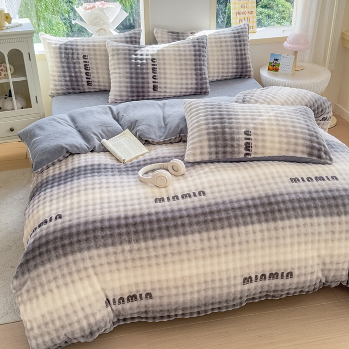 91家纺网 家纺一手货源 找家纺 仟岸家纺 2025新款泡泡绒印花四件套 高达灰