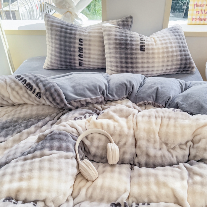 91家纺网 家纺一手货源 找家纺 仟岸家纺 2025新款泡泡绒印花四件套 高达灰