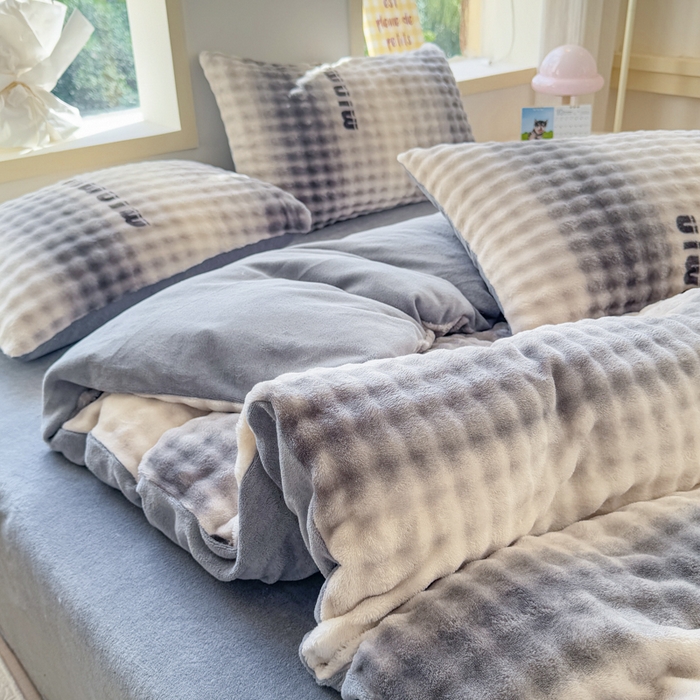 91家纺网 家纺一手货源 找家纺 仟岸家纺 2025新款泡泡绒印花四件套 高达灰