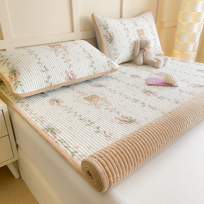 91家纺网 家纺一手货源 找家纺 LIFE.丽芙 2025新款A类四季可用A版全棉数码印花B版牛奶绒单件夹棉床褥垫三件套 床褥垫-花丛熊宝