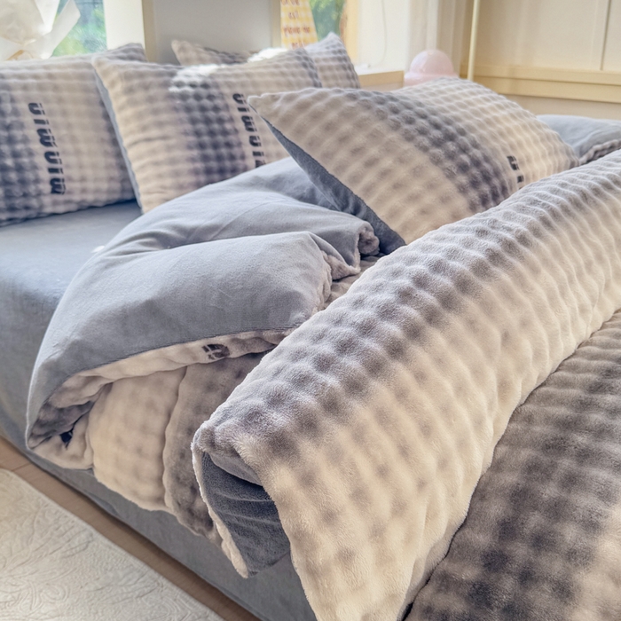 91家纺网 家纺一手货源 找家纺 仟岸家纺 2025新款泡泡绒印花四件套 高达灰