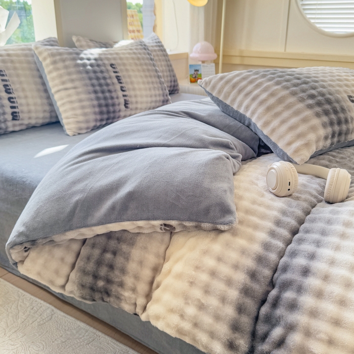 91家纺网 家纺一手货源 找家纺 仟岸家纺 2025新款泡泡绒印花四件套 高达灰