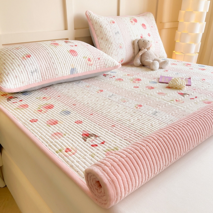 91家纺网 家纺一手货源 找家纺 LIFE.丽芙 2025新款A类四季可用A版全棉数码印花B版牛奶绒单件夹棉床褥垫三件套 床褥垫-爱心小妹