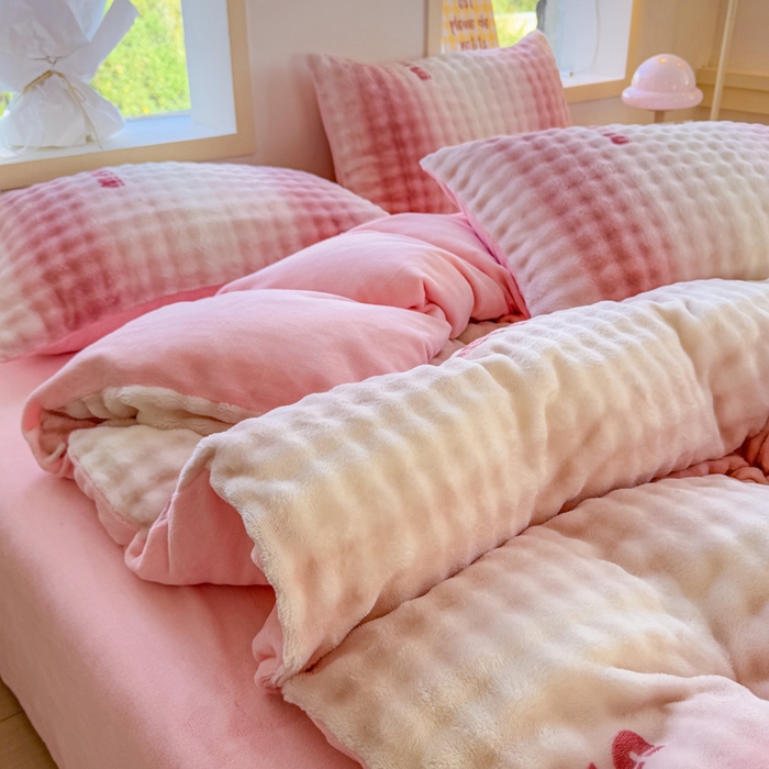 91家纺网 家纺一手货源 找家纺 仟岸家纺 2025新款泡泡绒印花四件套 高达粉