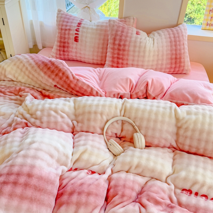 91家纺网 家纺一手货源 找家纺 仟岸家纺 2025新款泡泡绒印花四件套 高达粉