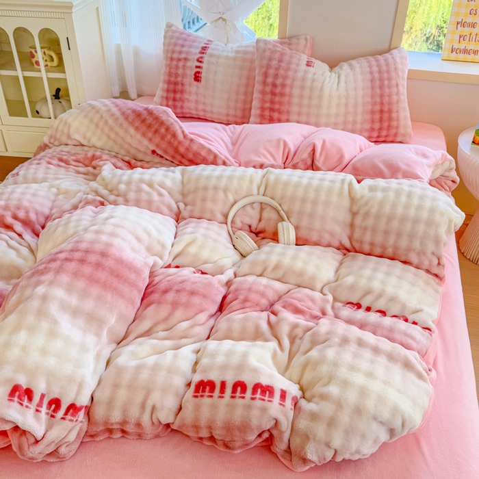 91家纺网 家纺一手货源 找家纺 仟岸家纺 2025新款泡泡绒印花四件套 高达粉