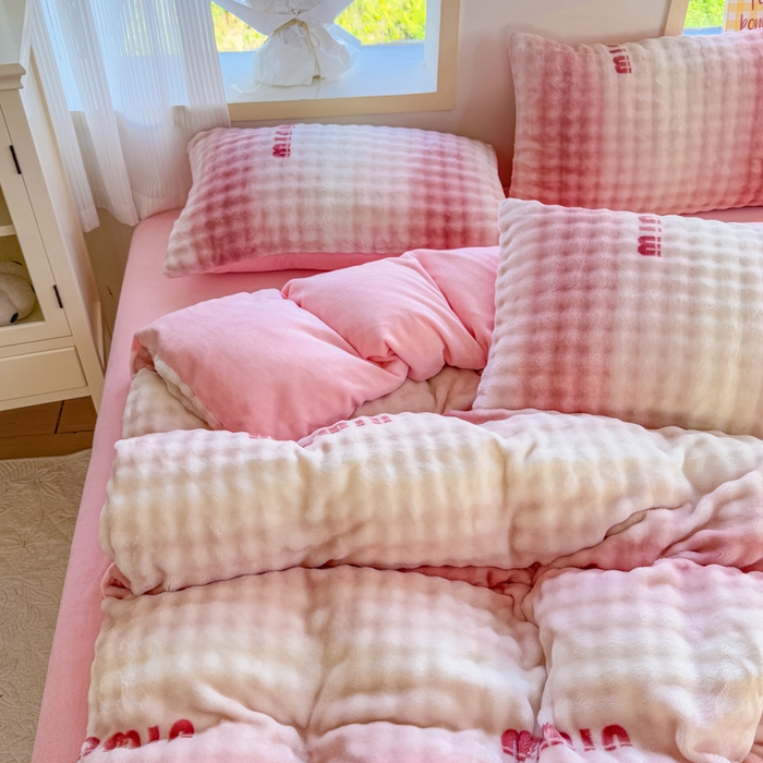 91家纺网 家纺一手货源 找家纺 仟岸家纺 2025新款泡泡绒印花四件套 高达粉