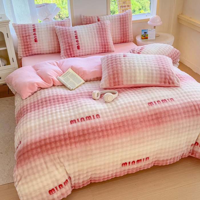 91家纺网 家纺一手货源 找家纺 仟岸家纺 2025新款泡泡绒印花四件套 高达粉