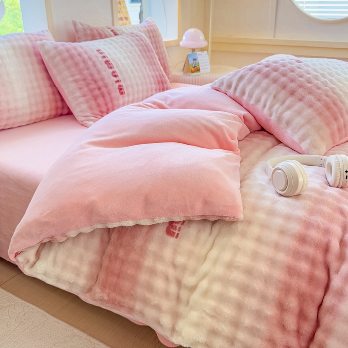 91家纺网 家纺一手货源 找家纺 仟岸家纺 2025新款泡泡绒印花四件套 高达粉