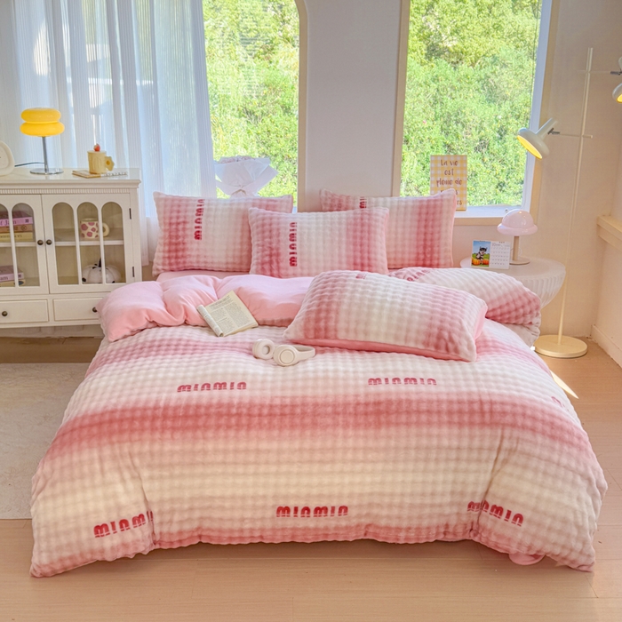 91家纺网 家纺一手货源 找家纺 仟岸家纺 2025新款泡泡绒印花四件套 高达粉