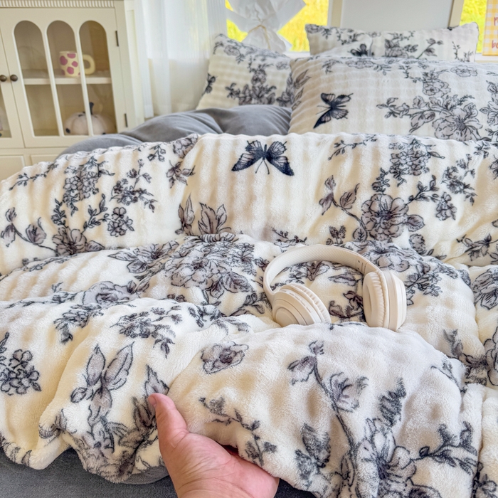 91家纺网 家纺一手货源 找家纺 仟岸家纺 2025新款泡泡绒印花四件套 蝴蝶纷飞