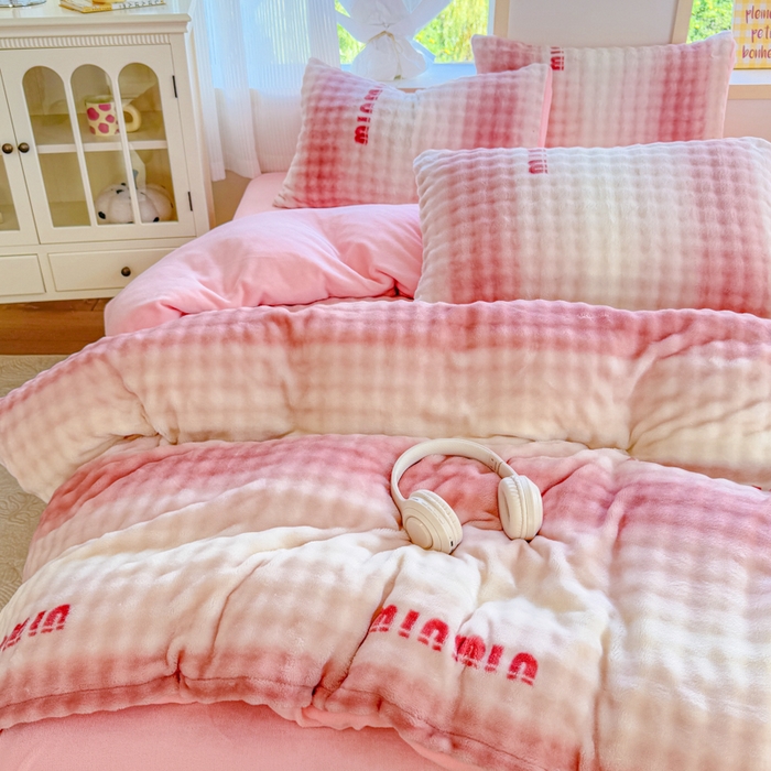 91家纺网 家纺一手货源 找家纺 仟岸家纺 2025新款泡泡绒印花四件套 高达粉