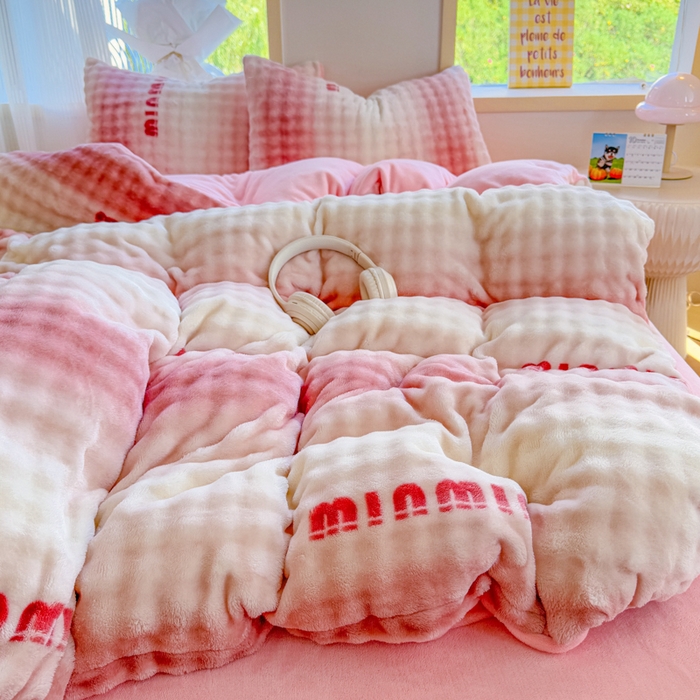 91家纺网 家纺一手货源 找家纺 仟岸家纺 2025新款泡泡绒印花四件套 高达粉