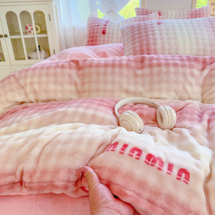 91家纺网 家纺一手货源 找家纺 仟岸家纺 2025新款泡泡绒印花四件套 高达粉