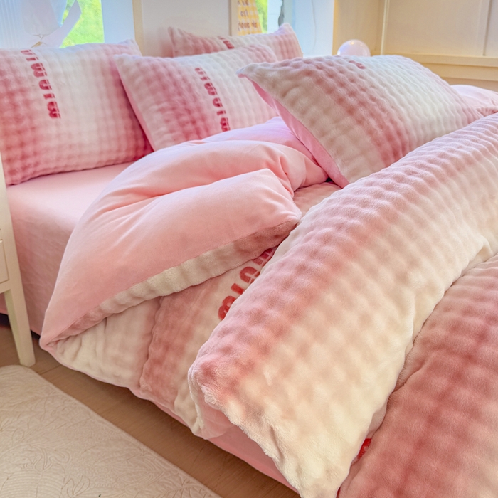 91家纺网 家纺一手货源 找家纺 仟岸家纺 2025新款泡泡绒印花四件套 高达粉