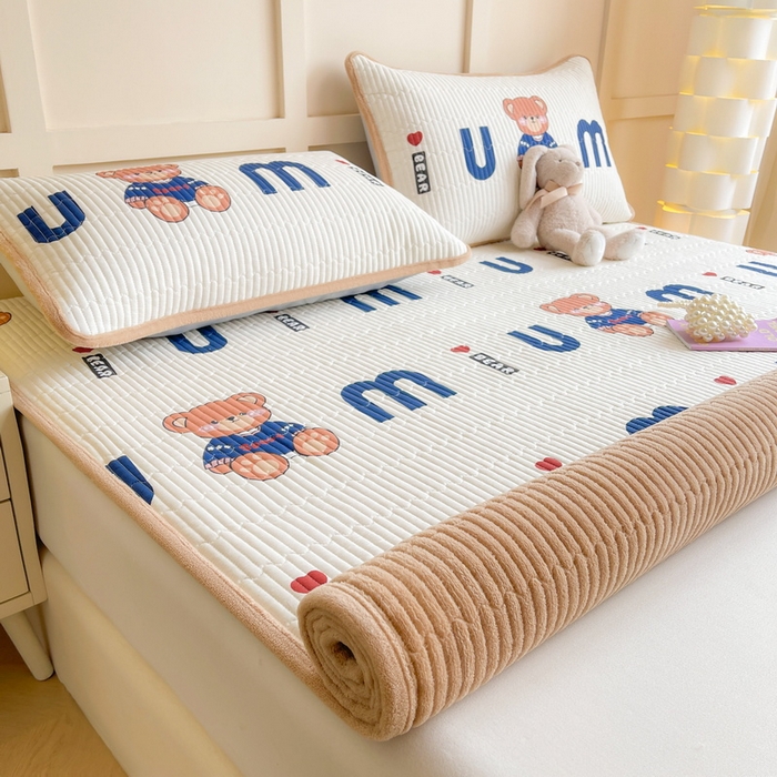 91家纺网 家纺一手货源 找家纺 LIFE.丽芙 2025新款A类四季可用A版全棉数码印花B版牛奶绒单件夹棉床褥垫三件套 床褥垫-妙妙熊