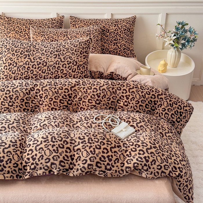 91家纺网 家纺一手货源 找家纺 仟岸家纺 2025新款牛奶绒印花四件套 豹纹咖