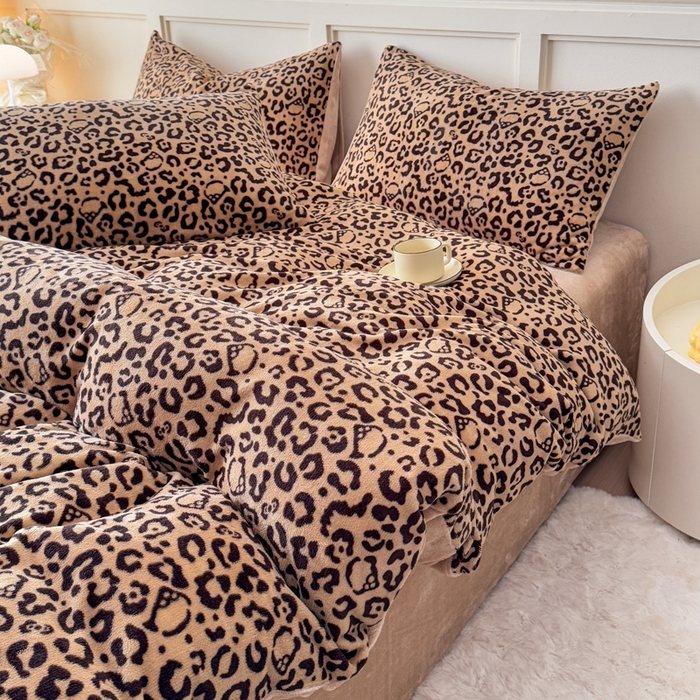 91家纺网 家纺一手货源 找家纺 仟岸家纺 2025新款牛奶绒印花四件套 豹纹咖