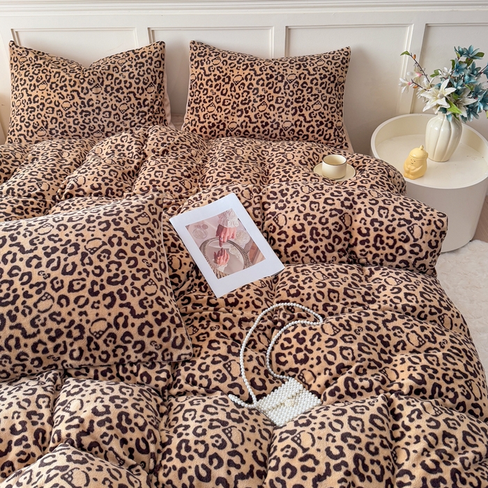 91家纺网 家纺一手货源 找家纺 仟岸家纺 2025新款牛奶绒印花四件套 豹纹咖