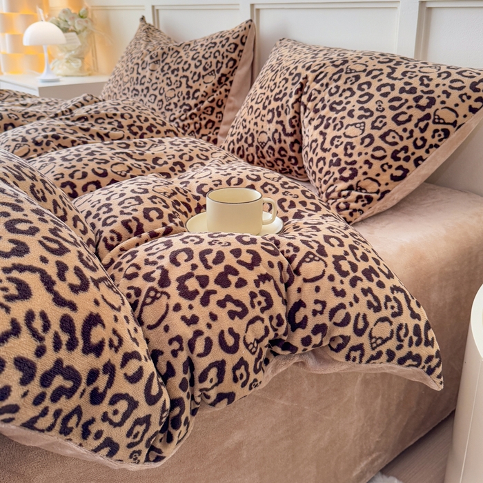 91家纺网 家纺一手货源 找家纺 仟岸家纺 2025新款牛奶绒印花四件套 豹纹咖