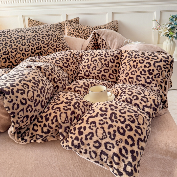 91家纺网 家纺一手货源 找家纺 仟岸家纺 2025新款牛奶绒印花四件套 豹纹咖