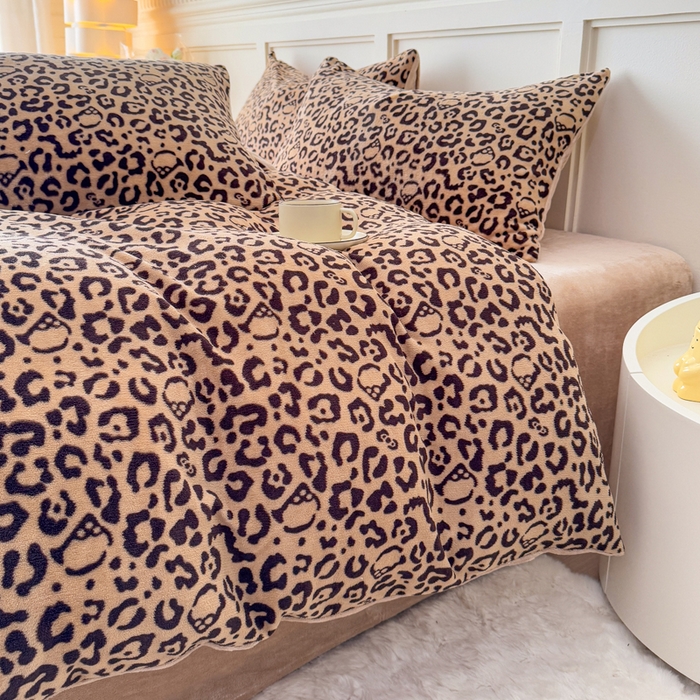 91家纺网 家纺一手货源 找家纺 仟岸家纺 2025新款牛奶绒印花四件套 豹纹咖