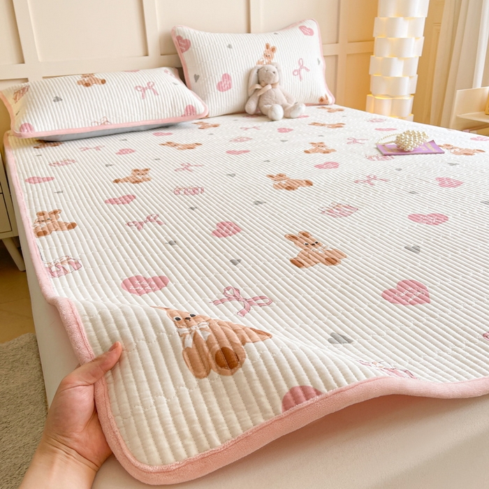 91家纺网 家纺一手货源 找家纺 LIFE.丽芙 2025新款A类四季可用A版全棉数码印花B版牛奶绒单件夹棉床褥垫三件套 床褥垫-安琪拉-粉