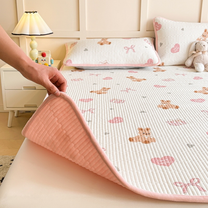 91家纺网 家纺一手货源 找家纺 LIFE.丽芙 2025新款A类四季可用A版全棉数码印花B版牛奶绒单件夹棉床褥垫三件套 床褥垫-安琪拉-粉