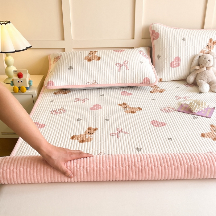 91家纺网 家纺一手货源 找家纺 LIFE.丽芙 2025新款A类四季可用A版全棉数码印花B版牛奶绒单件夹棉床褥垫三件套 床褥垫-安琪拉-粉