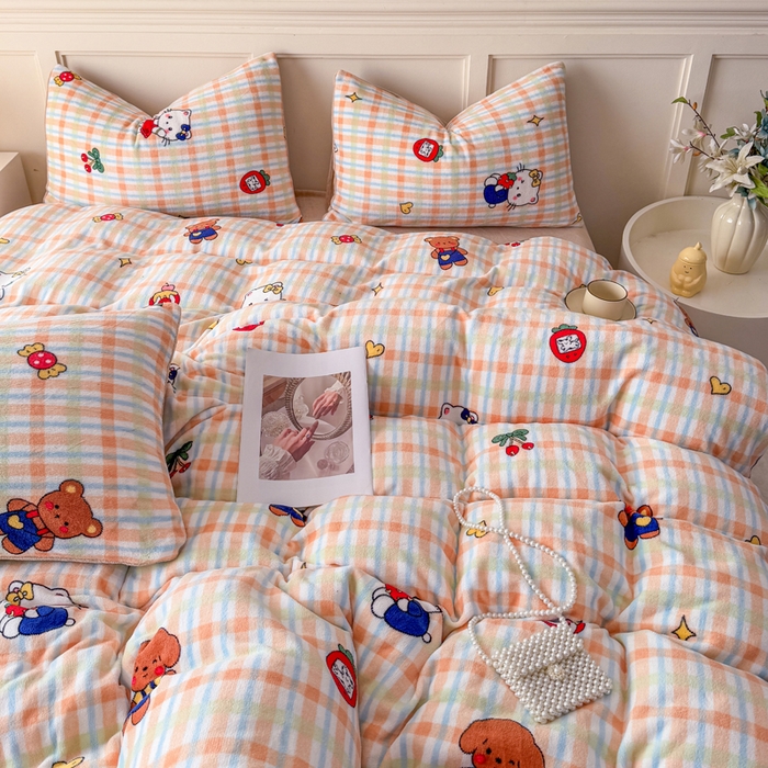 91家纺网 家纺一手货源 找家纺 仟岸家纺 2025新款牛奶绒印花四件套 草莓喵