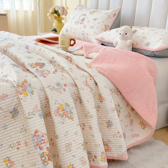 91家纺网 家纺一手货源 找家纺 LIFE.丽芙 2025新款A类四季可用A版全棉数码印花B版牛奶绒单件夹棉炕盖床盖三件套 床盖-浪漫花丛