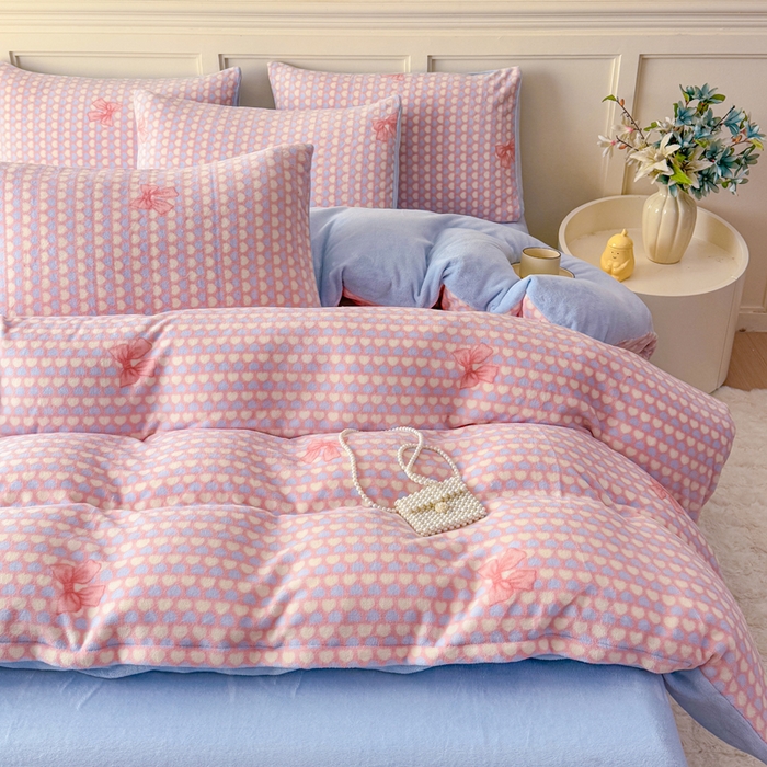 91家纺网 家纺一手货源 找家纺 仟岸家纺 2025新款牛奶绒印花四件套 蝴蝶结爱心