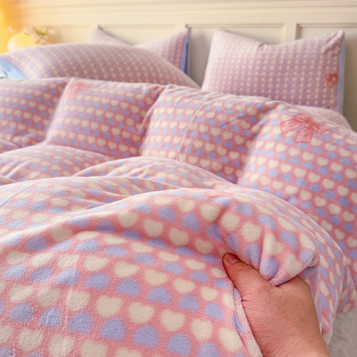 91家纺网 家纺一手货源 找家纺 仟岸家纺 2025新款牛奶绒印花四件套 蝴蝶结爱心