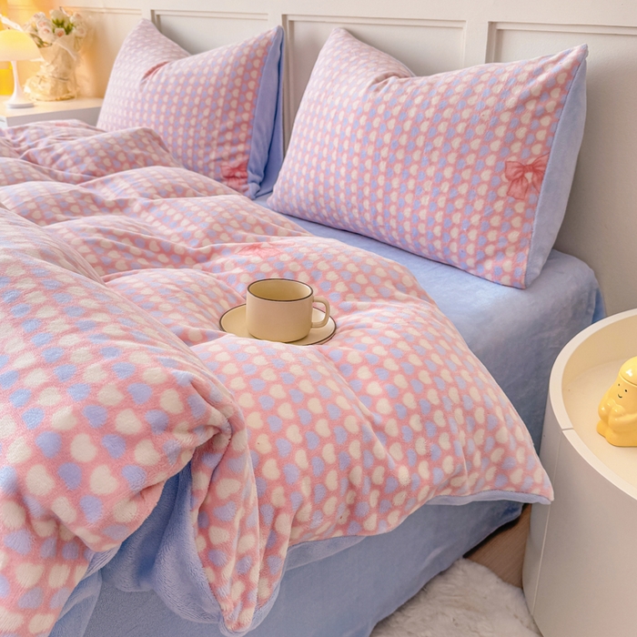 91家纺网 家纺一手货源 找家纺 仟岸家纺 2025新款牛奶绒印花四件套 蝴蝶结爱心