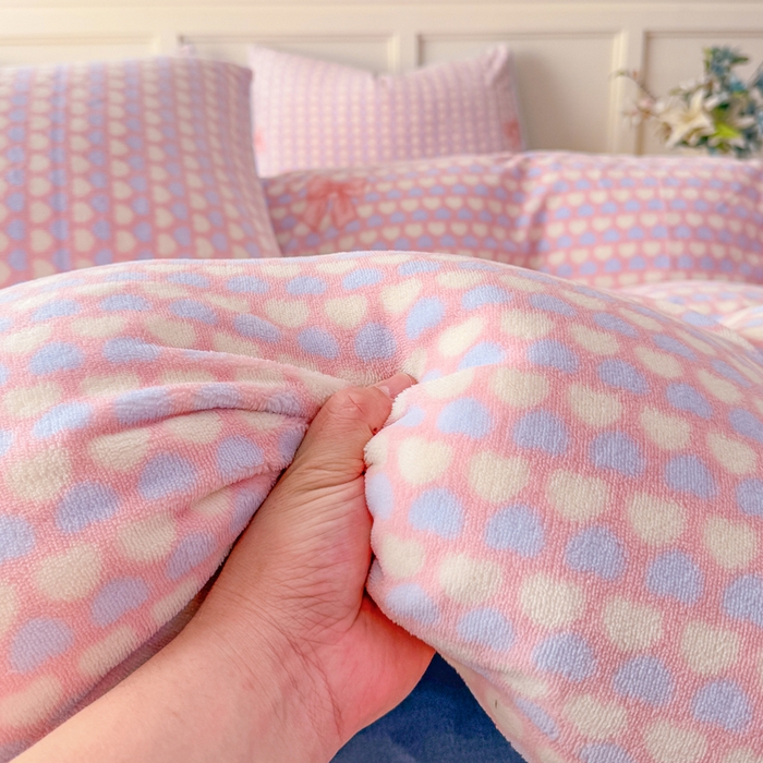 91家纺网 家纺一手货源 找家纺 仟岸家纺 2025新款牛奶绒印花四件套 蝴蝶结爱心