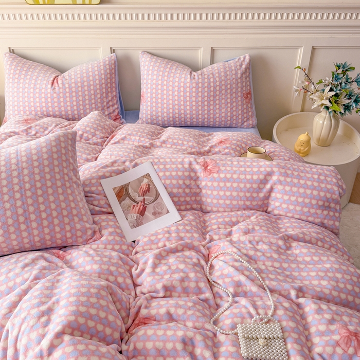 91家纺网 家纺一手货源 找家纺 仟岸家纺 2025新款牛奶绒印花四件套 蝴蝶结爱心