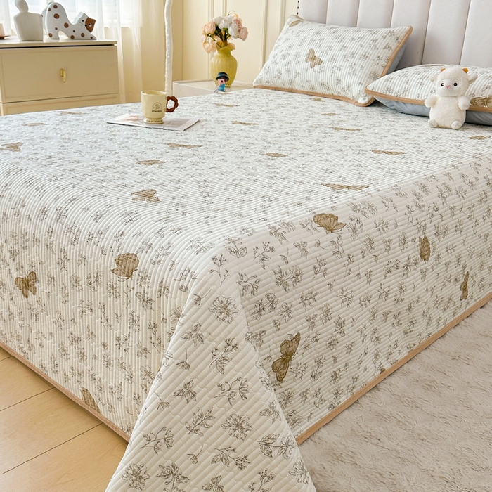 91家纺网 家纺一手货源 找家纺 LIFE.丽芙 2025新款A类四季可用A版全棉数码印花B版牛奶绒单件夹棉炕盖床盖三件套 床盖-蝶舞-咖