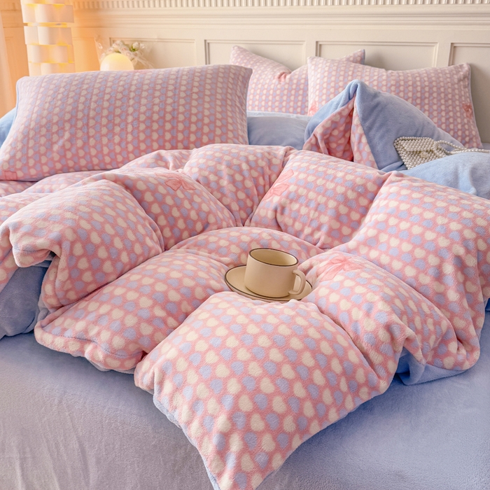 91家纺网 家纺一手货源 找家纺 仟岸家纺 2025新款牛奶绒印花四件套 蝴蝶结爱心