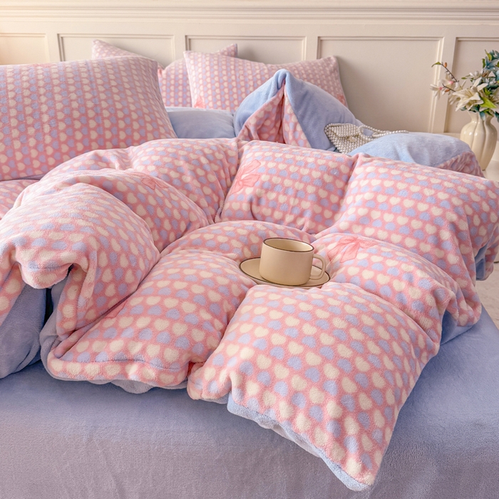 91家纺网 家纺一手货源 找家纺 仟岸家纺 2025新款牛奶绒印花四件套 蝴蝶结爱心