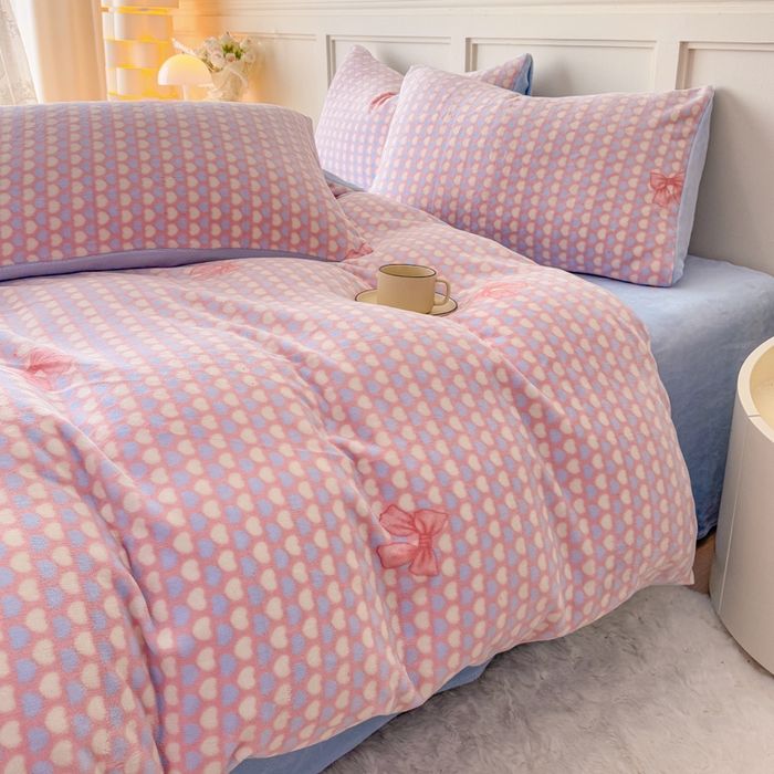 91家纺网 家纺一手货源 找家纺 仟岸家纺 2025新款牛奶绒印花四件套 蝴蝶结爱心