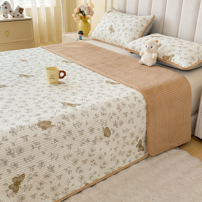 91家纺网 家纺一手货源 找家纺 LIFE.丽芙 2025新款A类四季可用A版全棉数码印花B版牛奶绒单件夹棉炕盖床盖三件套 床盖-蝶舞-咖