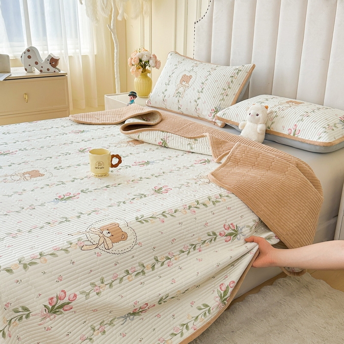 LIFE.丽芙 2025新款A类四季可用A版全棉数码印花B版牛奶绒单件夹棉炕盖床盖三件套 床盖-花丛熊宝